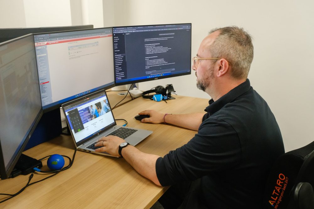 ISS engineer resolving a support ticket